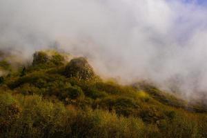 brouillard s'élevant au-dessus de la colline photo