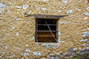 fenêtre dans un bâtiment abandonné photo