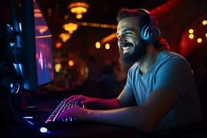 une content joueur homme portant écouteurs est en utilisant une ordinateur à nuit avec génératif ai photo