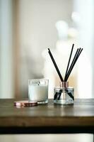 un aromatique roseau diffuseur des stands sur une table contre une floue Contexte. photo