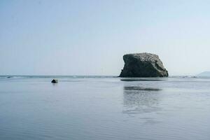 paysage marin dans bleu tons. magnifique mer Contexte. photo