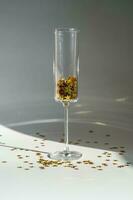 Champagne verre avec d'or confettis et cierge magique sur une blanc Contexte. photo