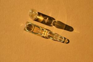 verre ampoules sur une beige Orange Contexte. photo