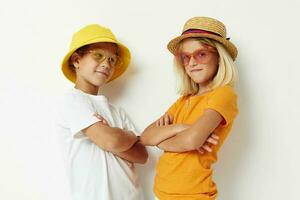 garçon et fille portant Chapeaux mode des lunettes posant relation amicale amusement photo