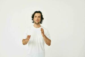 homme dans blanc T-shirt mode tondu vue isolé Contexte photo