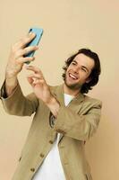 Beau homme prend une selfie classique style les technologies isolé Contexte photo