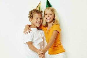 image de positif garçon et fille avec casquettes sur le sien tête vacances divertissement lumière Contexte photo