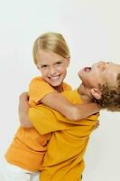 image de positif garçon et fille dans Jaune t-shirts permanent côté par côté enfance émotions inchangé photo