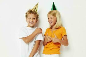 de bonne humeur les enfants avec casquettes sur le sien tête vacances divertissement isolé Contexte inchangé photo