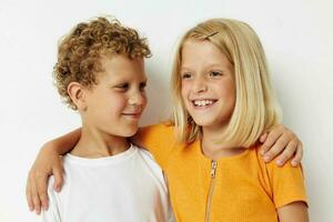 deux joyeux les enfants relation amicale ensemble posant émotions mode de vie inchangé photo