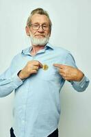 personnes âgées homme crypto-monnaie bitcoin investissement isolé Contexte photo
