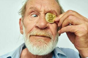 photo de retraité vieux homme crypto-monnaie bitcoin visage proche en haut investissement lumière Contexte