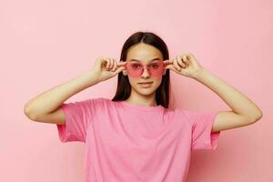 magnifique femme dans une rose T-shirt décontractée vêtements rose Contexte photo