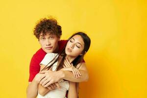 portrait de une homme et une femme ensemble posant émotions fermer isolé Contexte inchangé photo