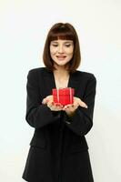 portrait de une femme posant avec rouge cadeau boîte surprise isolé Contexte photo