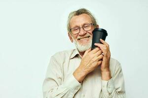 photo de retraité vieux homme avec une gris barbe dans une chemise et des lunettes lumière Contexte