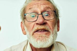 Sénior aux cheveux gris homme porte des lunettes dans chemises tondu vue photo