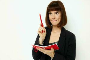 portrait de une femme l'écriture dans une carnet noir veste mode de vie inchangé photo