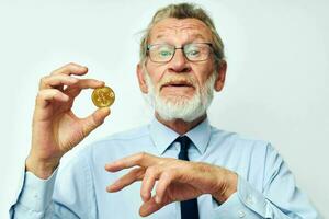 portrait de content Sénior homme dans une chemise avec une attacher la finance et investissements bitcoin inchangé photo