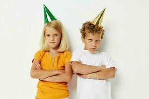 image de positif garçon et fille dans multicolore casquettes anniversaire vacances émotion lumière Contexte photo