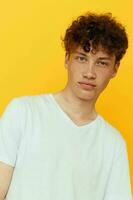 portrait de une Jeune homme dans une blanc T-shirt émotions isolé Contexte photo