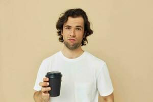 de bonne humeur homme avec une noir verre dans une blanc T-shirt isolé Contexte photo