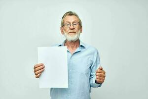 portrait de content Sénior homme Vide feuille de papier geste mains sourire tondu vue photo