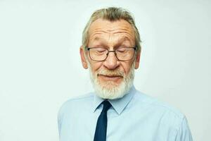 personnes âgées homme dans chemise avec attacher gris cheveux Bureau affaires photo