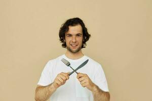 de bonne humeur homme émotions couteau et fourchette ustensiles de cuisine isolé Contexte photo