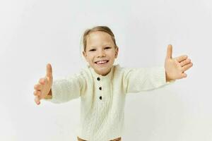 jolie Jeune fille dans une blanc chandail élégant vêtements enfance inchangé photo