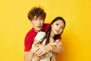 adolescents relation amicale posant câlins ensemble mode de vie inchangé photo