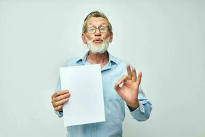 portrait de content Sénior homme Vide feuille de papier geste mains sourire tondu vue photo