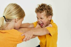 garçon et fille câlins mode enfance divertissement isolé Contexte inchangé photo