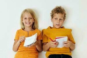 garçon et fille enfance divertissement dessin isolé Contexte inchangé photo