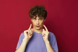 Jeune aux cheveux bouclés homme posant émotions fermer isolé Contexte photo