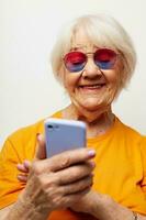 photo de retraité vieux Dame content mode de vie dans Jaune t-shirts isolé Contexte