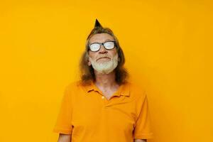 portrait personnes âgées homme amusement anniversaire casquette sur le tête isolé Contexte photo