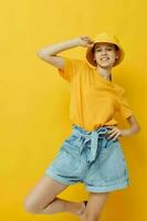 optimiste Jeune femme mode dans Jaune T-shirt posant mode dans Panama mode de vie inchangé photo