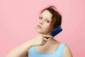 portrait de une femme Ne pas aimer peigne sur cheveux émotion rose Couleur Contexte inchangé photo