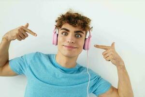 pervers gars dans bleu t-shirts rose écouteurs mode lumière Contexte photo