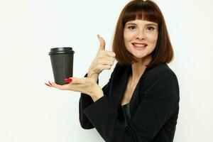 portrait de une femme dans une costume verre de café posant isolé Contexte photo