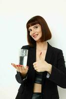 photo jolie femme noir veste transparent verre avec l'eau isolé Contexte