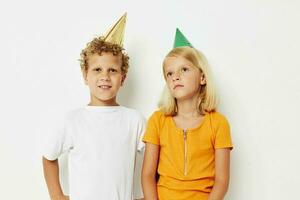 petit les enfants avec casquettes sur le sien tête vacances divertissement mode de vie inchangé photo