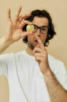 homme dans une blanc T-shirt avec bitcoin crypto-monnaie isolé Contexte photo