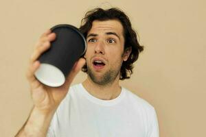 Beau homme dans une blanc T-shirt avec une noir verre dans main mode de vie inchangé photo