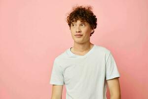 portrait de une Jeune frisé homme été vêtements blanc T-shirt posant mode de vie inchangé photo