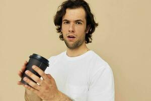 homme avec une noir verre dans une blanc T-shirt mode de vie inchangé photo