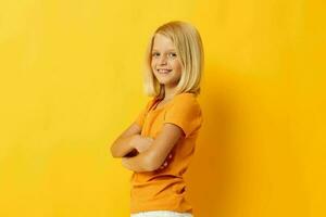 portrait de une peu fille blond tout droit cheveux posant sourire amusement isolé Contexte inchangé photo