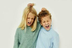 peu garçon et fille gesticuler avec leur mains ensemble enfance inchangé photo