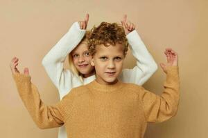 peu garçon et fille étreinte divertissement posant relation amicale enfance inchangé photo